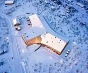 Centrum kulturalno-edukacyjne Čoarvemátta z Teatrem, Liceum i Szkołą wypasania reniferów w Kautokeino, Norwegia