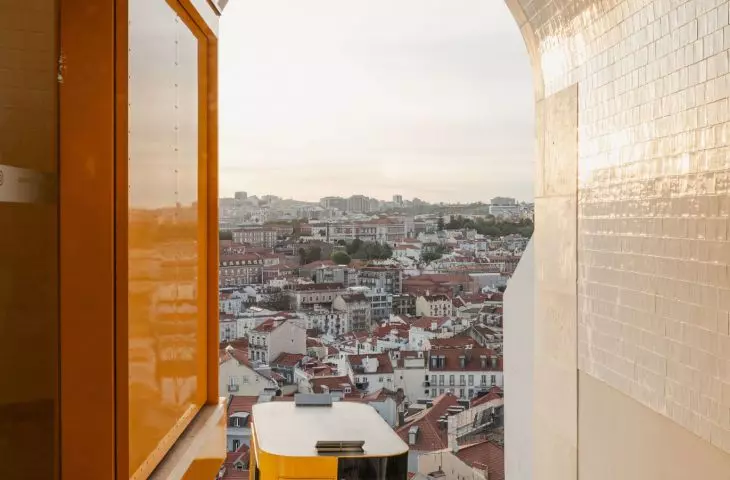 Kolejka linowa na Miradouro da Graça w Lizbonie, Portugalia