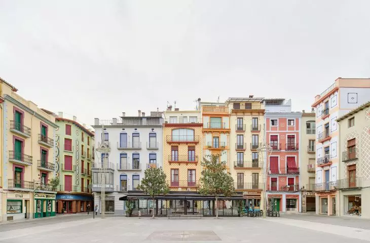 Plaça Major — Przestrzeń publiczna. Dziedzictwo, mieszkalnictwo i miejskie życie, Olot, Hiszpania