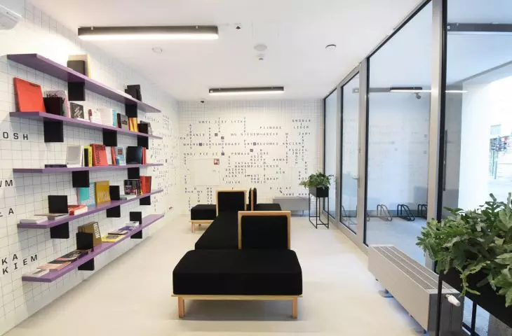 The reading room can be observed from the outside through the site 