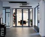 Czytelni chronią przeszklone drzwi