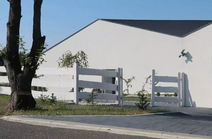 Dom przekątny od strony ulicy