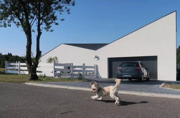 Dom przekątny od strony ulicy z bohaterem pierwszego planu