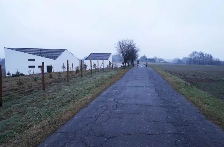 Droga, przy której stoi dom