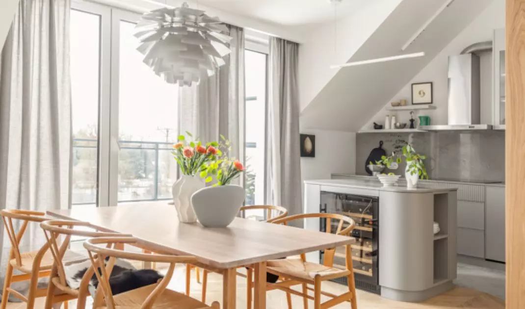 Na warszawskich Zawadach, w zielonej części Wilanowa, powstał apartament, który stanowi przykład dojrzałego i konsekwentnego myślenia o przestrzeni mieszkalnej