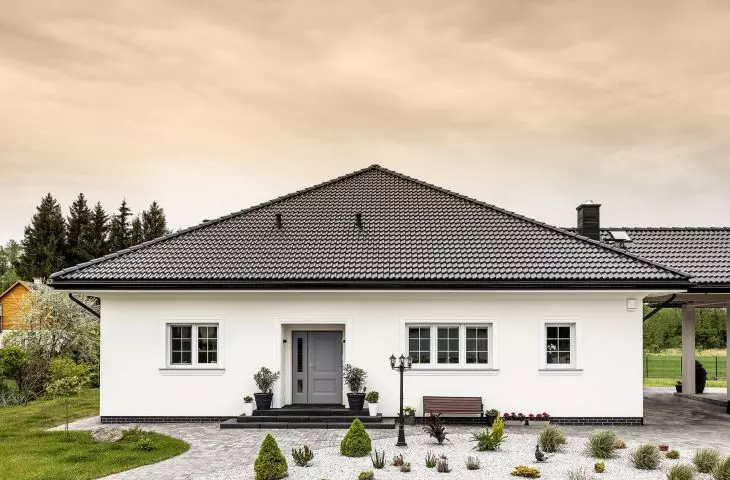 Braas Bałtycka concrete tile, black color
