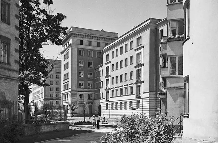 ulica Zoli, widok od alei Szucha w kierunku ulicy Marszałkowskiej,  ok. 1955 roku