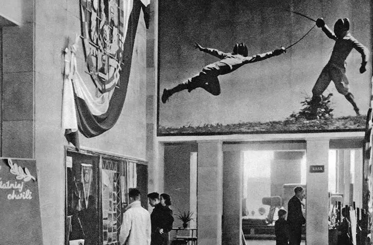 wnętrze sklepu sportowego przy placu Konstytucji 5 (blok 4A), wielkoformatowe zdjęcie i dekoracja o tematyce olimpijskiej, 1952–1954, proj.: Piotr Zajlich