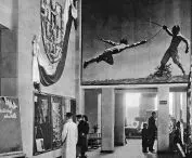 wnętrze sklepu sportowego przy placu Konstytucji 5 (blok 4A), wielkoformatowe zdjęcie i dekoracja o tematyce olimpijskiej, 1952–1954, proj.: Piotr Zajlich