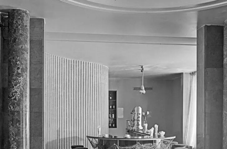 bar kawowy w kawiarni Arkady, 1959 rok, proj.: Janusz Błażejowski (1954); przechodząc do baru, mijało się kolumny z marmuru zygmuntowskiego z Kielc