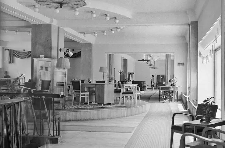 Stand No. 5 in the upper sales hall of the MDM Furniture House at 28 Waryńskiego Street, 1955.