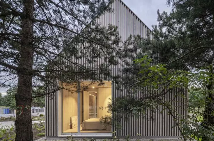 The Kownatki Lake House project is being built on Lake Kownatki, between Nidzica and Olsztynek, on a vast 36-hectare site covered with a pine forest