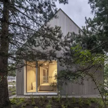 The Kownatki Lake House project is being built on Lake Kownatki, between Nidzica and Olsztynek, on a vast 36-hectare site covered with a pine forest