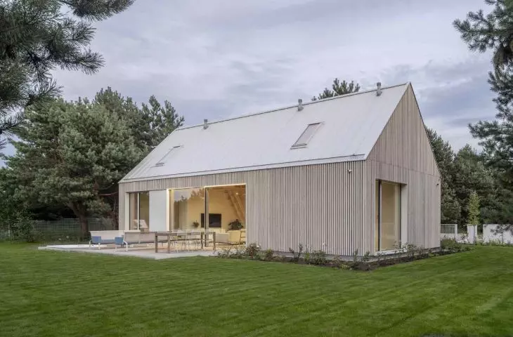 The masses refer to the traditional forms of architecture of Warmia and Mazury - the rectangular projection and the gabled roof are a clear reference to local construction