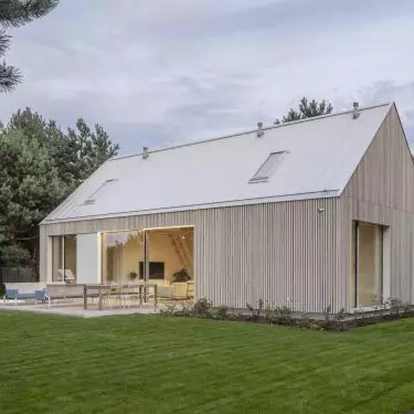 The masses refer to the traditional forms of architecture of Warmia and Mazury - the rectangular projection and the gabled roof are a clear reference to local construction