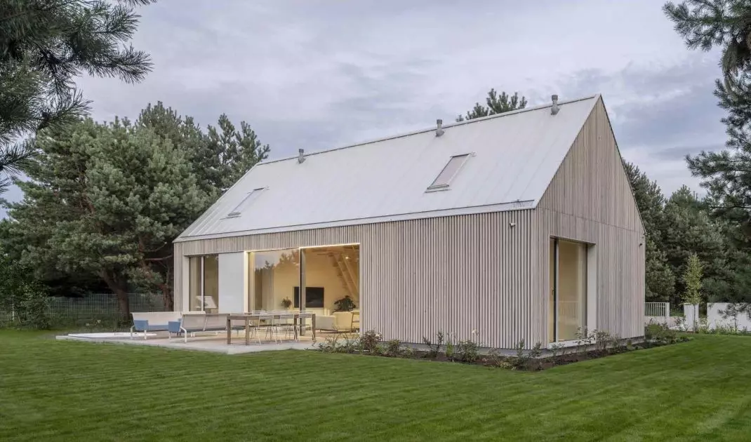 Bryły nawiązują do tradycyjnych form architektury Warmii i Mazur – prostokątny rzut oraz dwuspadowy dach stanowią czytelne odniesienie do lokalnego budownictwa