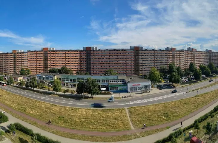 A wave building on Obrońców Wybrzeża Street, view from the new block on the opposite side of the street, 2020.