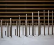 The gradation of the length of the bars ranges from 3 to 37 centimeters, thus creating a dynamic, three-dimensional image