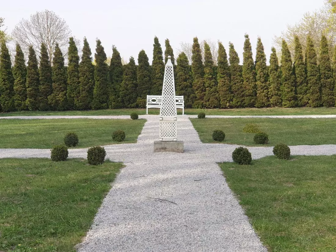 Pałac Nakomiady otoczony przez park