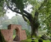 Portal ceglany w parku