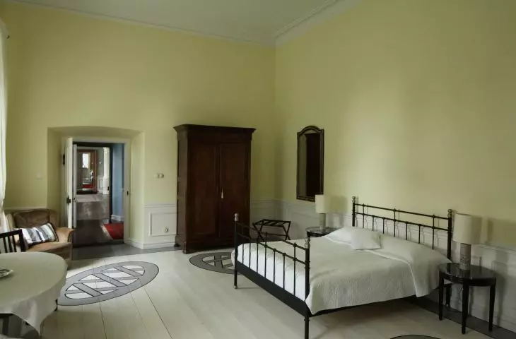 Beżowa sypialnia