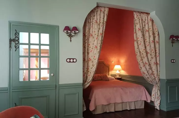 Pokój z łóżkiem we wnęce