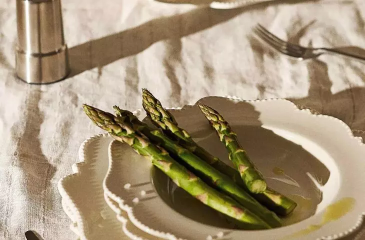 A tablecloth or runner in a muted color organizes the space and provides a neutral background for the tableware