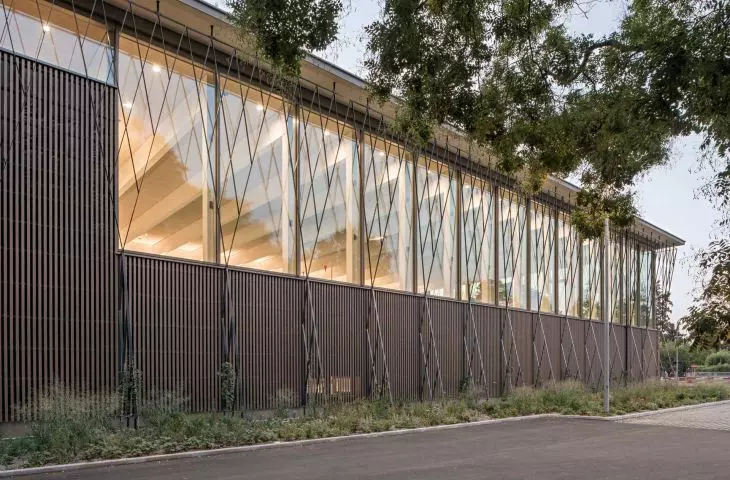 Basen publiczny Großfeldsiedlung powstał w północnej części Wiednia, w dzielnicy Floridsdorf