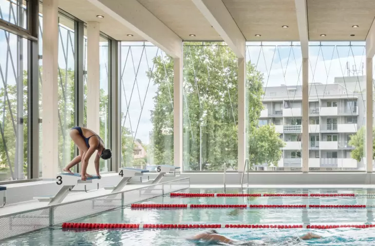 The Großfeldsiedlung public swimming pool was built in the northern part of Vienna, in the district of Floridsdorf