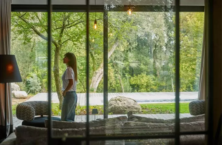 Situated on the edge of the forest, the house was designed from the beginning with the relationship with the environment in mind