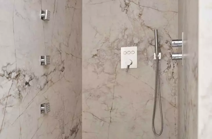 In both bathrooms, the actress opted for large-format stoneware tiles in an impressive 120x275 cm size