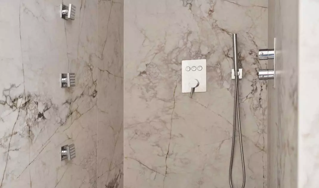 In both bathrooms, the actress opted for large-format stoneware tiles in an impressive 120x275 cm size