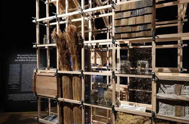 szafa wypełniona jest próbkami wody, ziemi i materiałów