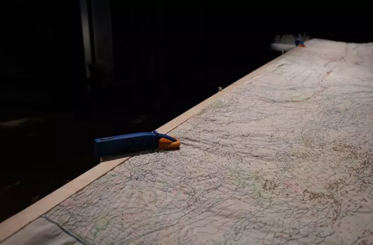 haftowana mapa pokazuje sieć rzek i kanałów, miejsca postoju oraz relacje między terytorium, wodą i zasobami