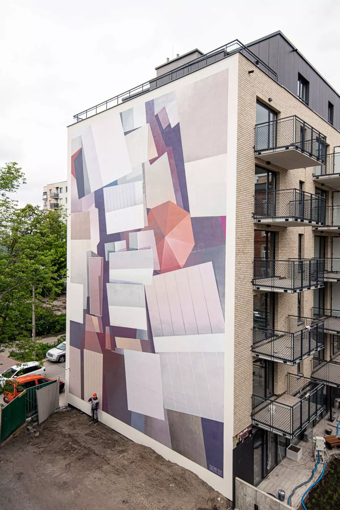 Dzięki geometrycznej abstrakcji mural pozostawia odbiorcom pole do subiektywnej interpretacji