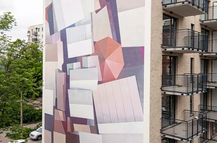 Dzięki geometrycznej abstrakcji mural pozostawia odbiorcom pole do subiektywnej interpretacji