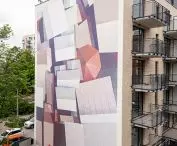 Dzięki geometrycznej abstrakcji mural pozostawia odbiorcom pole do subiektywnej interpretacji