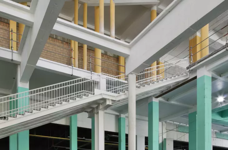 The spatial layout of the Palais des Expositions is based on a vast central hall around which are arranged wings of varying heights and functions