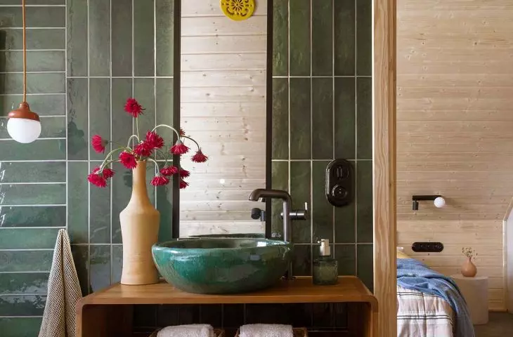One of the investor's key dreams was a private bathroom with a bathtub, accessible directly from the bedroom