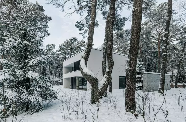 Concrete Wall Residence in Konstancin-Jeziorna