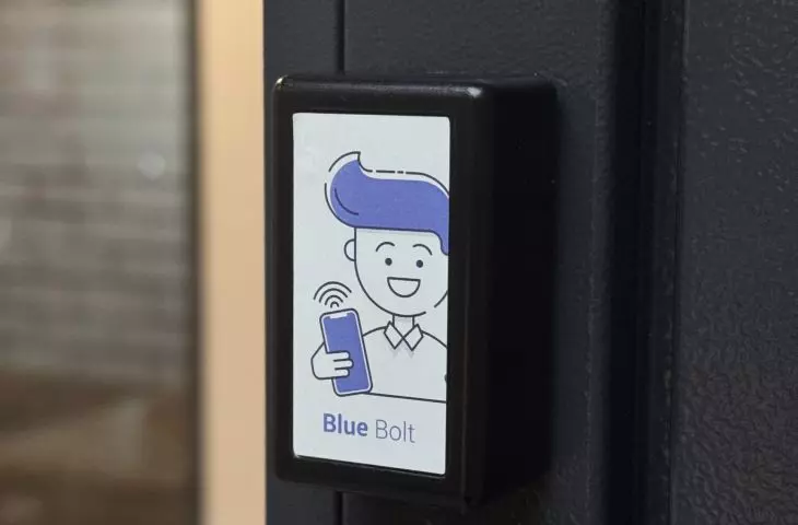 Blue Bolt tworzy własne urządzenia, dzięki czemu łatwo integruje się z każdym systemem — od domofonów po windy i parkingi. 