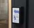 Blue Bolt tworzy własne urządzenia, dzięki czemu łatwo integruje się z każdym systemem — od domofonów po windy i parkingi. 