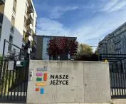 Dostęp do budynku za pomocą smartfona, kodów QR lub odczytu tablic. System obsługuje gości, dostawy i rezerwacje przestrzeni wspólnych, ułatwiając codzienne korzystanie mieszkańcom. 