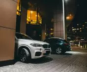 Blue Bolt usprawnia korzystanie z parkingów dzięki rezerwacjom, współdzieleniu miejsc, odczytowi tablic i integracji z CarPlay i Android Auto. Sprawnie, bezpiecznie i efektywnie. 
