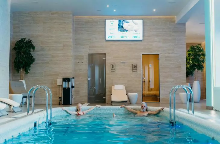 System automatyzuje rezerwacje i dostęp do stref wspólnych — od sauny po fitness — zapewniając płynne korzystanie i pełną kontrolę administratora. 