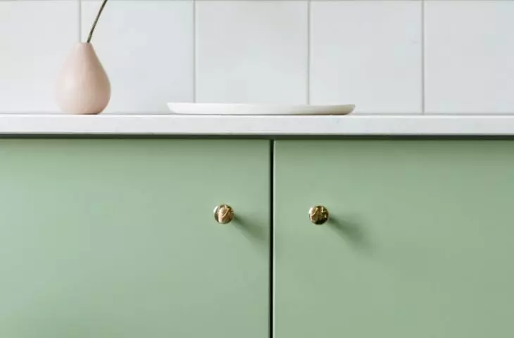 The decor of the apartment is co-created by small elements