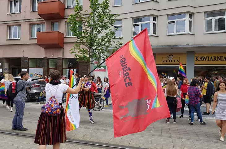 Flaga „Queerce” promująca kielecki marsz równości w Poznaniu