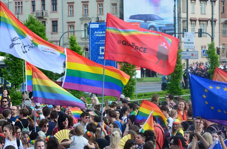 Flaga „Queerce” promująca kielecki marsz równości w Krakowie