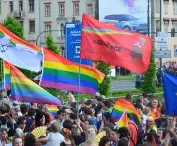 Flaga „Queerce” promująca kielecki marsz równości w Krakowie