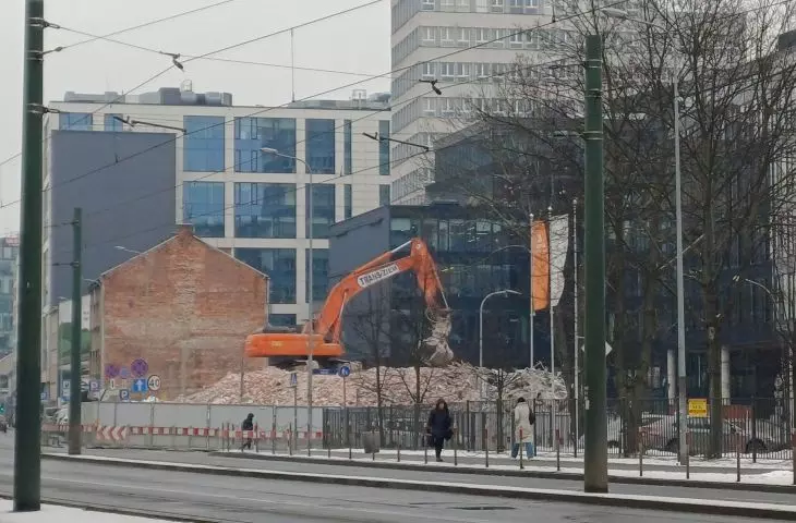 Rozbiórka kamienicy przy ulicy Mogilskiej 31 w Krakowie